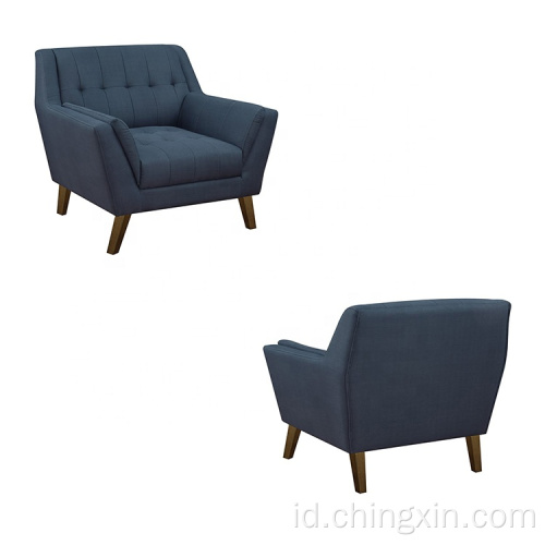 Ruang tamu satu kursi biru kain santai sofa dengan kaki kayu solid